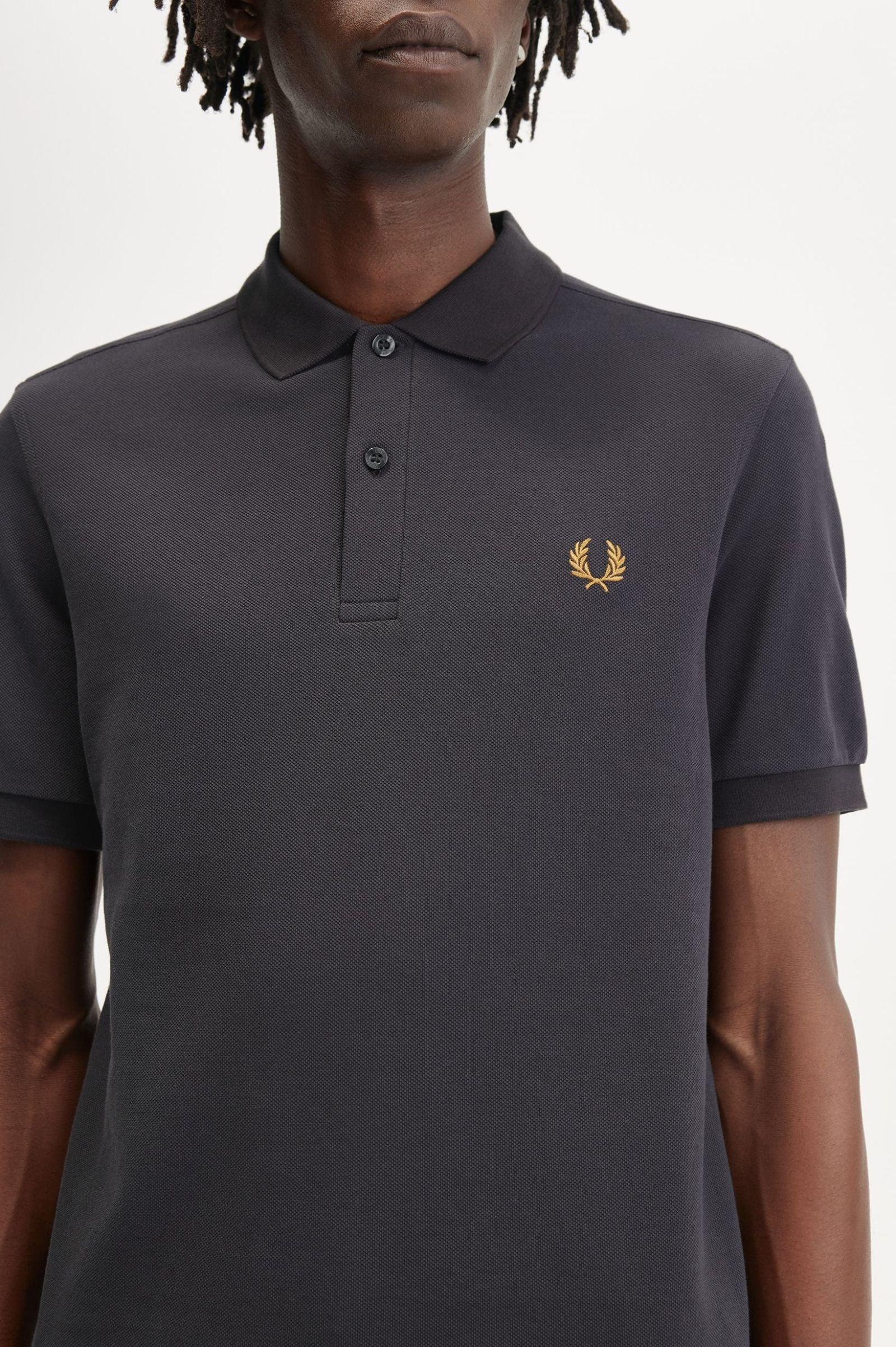 Polo Fred Perry M6000 Gris Ancla Caramelo Oscuro - ECRU