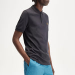 Polo Fred Perry M6000 Gris Ancla Caramelo Oscuro - ECRU