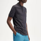 Polo Fred Perry M6000 Gris Ancla Caramelo Oscuro - ECRU