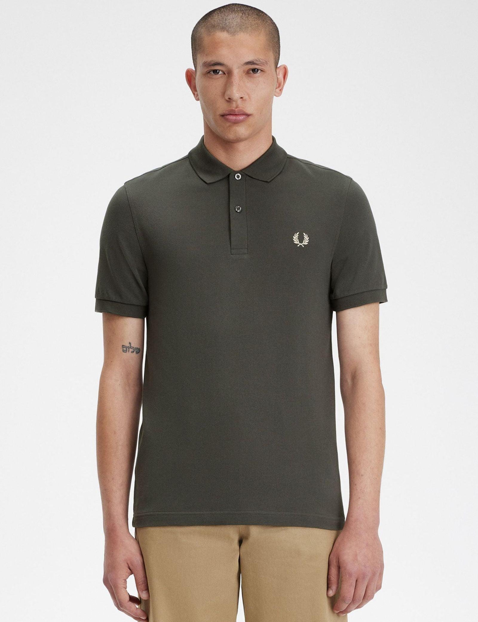 Polo Fred Perry M6000 Verde Campo Avena - ECRU