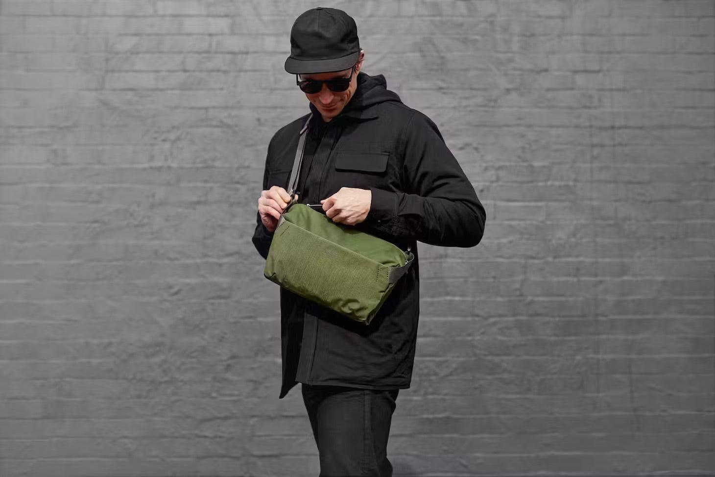 Riñonera Bellroy Venture Sling 9L Ranger Green - ECRU