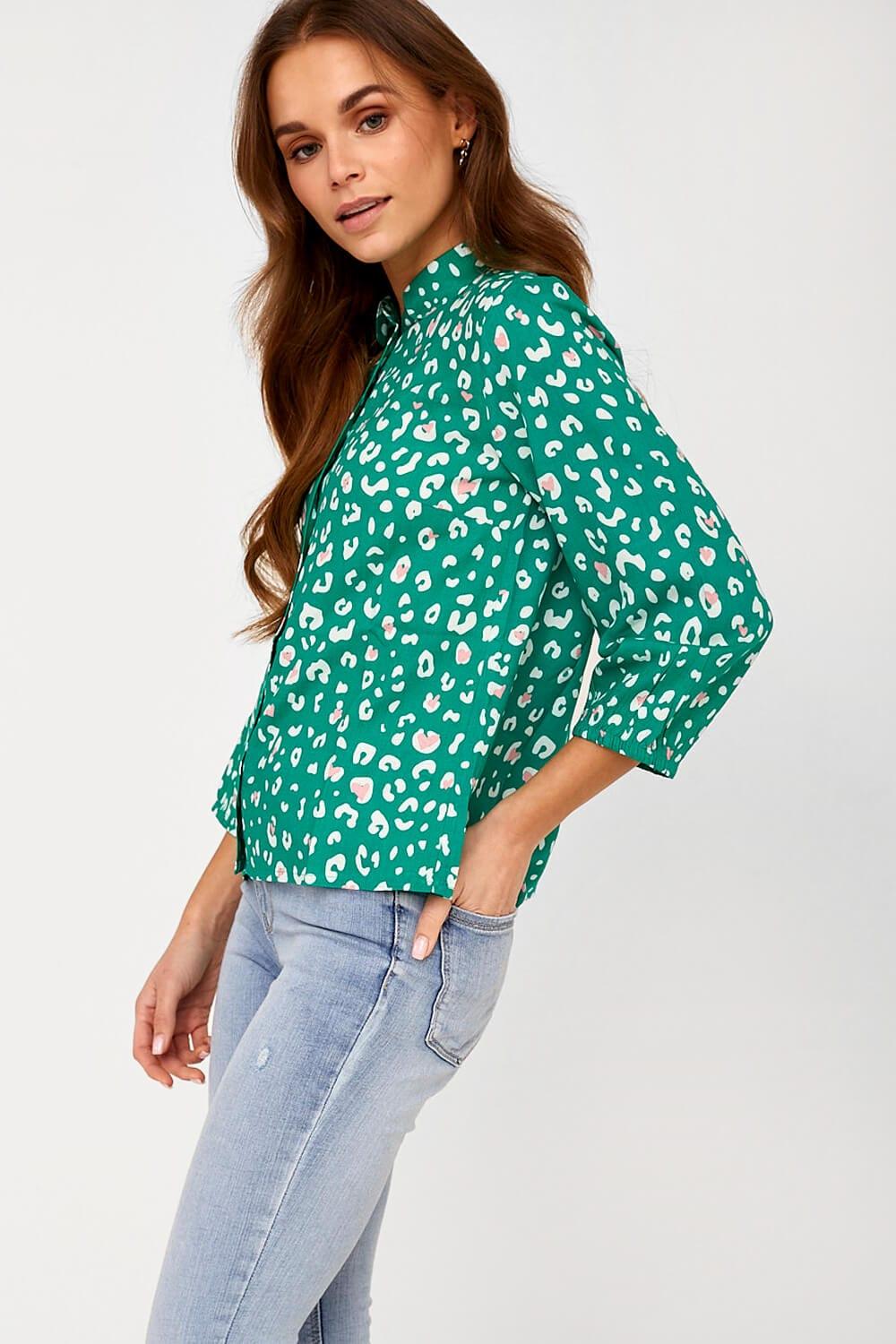 Blusa Emilia Green Leopard Love Hearts - ECRU