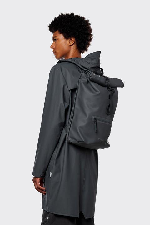 Mochila Rains Rolltop Rucksack Slate - ECRU