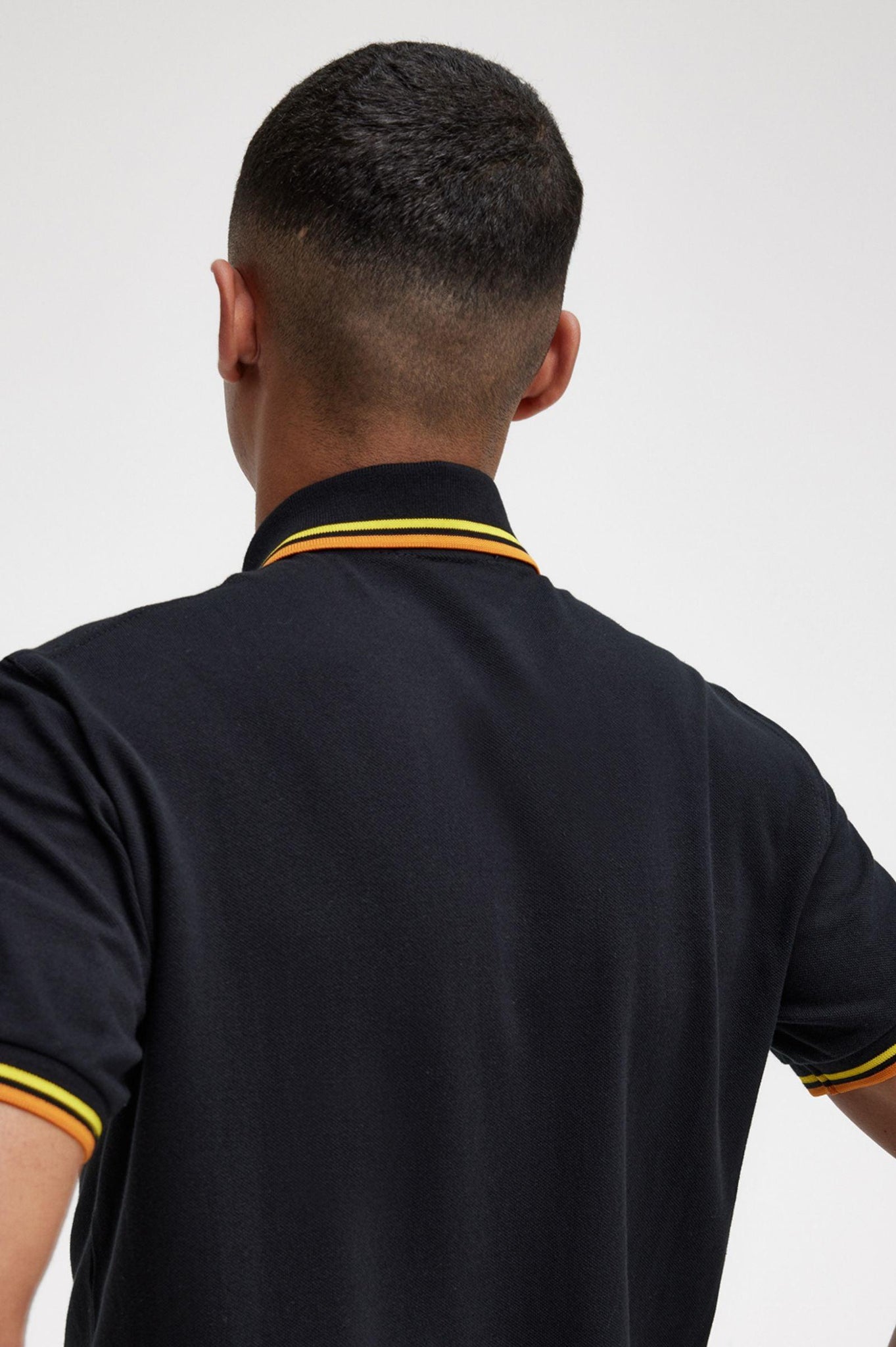 Polo Fred Perry M12 Negro Amarillo Naranja Cibernético Made In England - ECRU