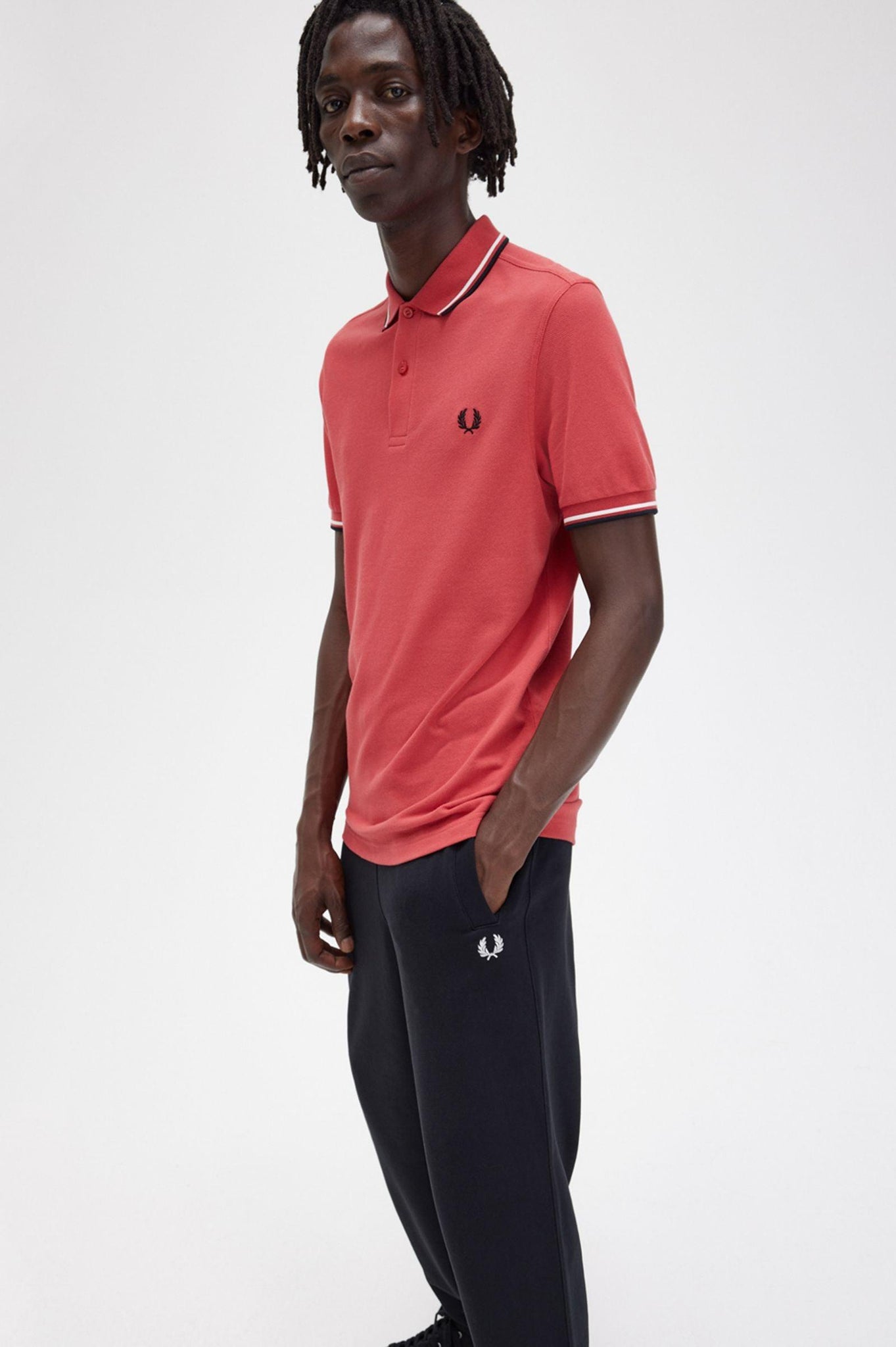 Polo Fred Perry M3600 Rojo lavado Blanco nieve Negro - ECRU