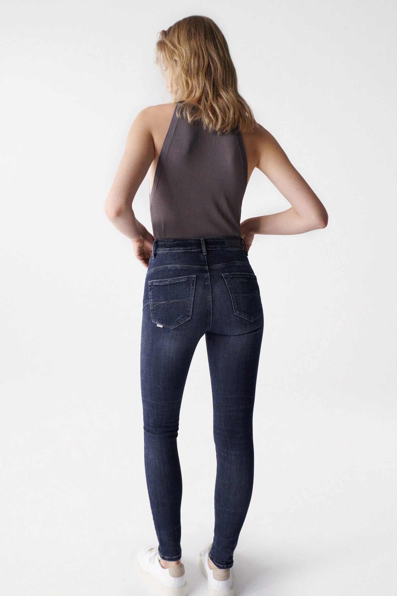 Jeans con lavado oscuro para mujer